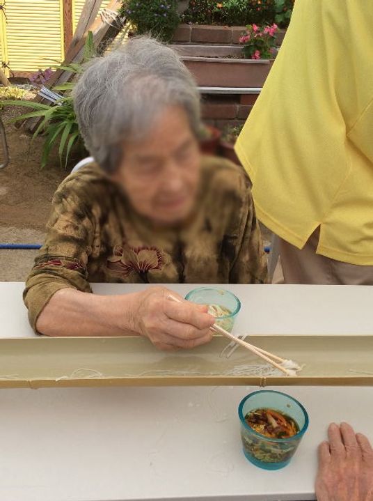 夏の風物詩を楽しむ様子