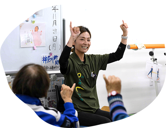 笑顔で指導するスタッフの室内