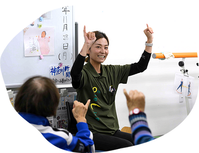 笑顔で指導するスタッフの室内