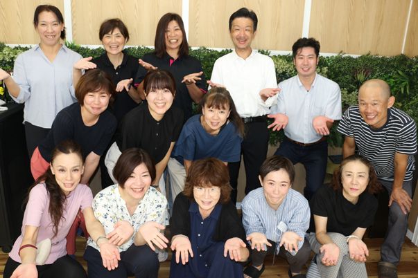 笑顔あふれるスタッフ集合