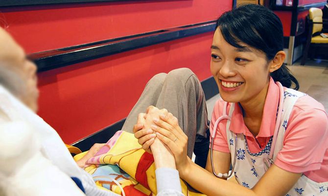 笑顔で手をとる女性スタッフ