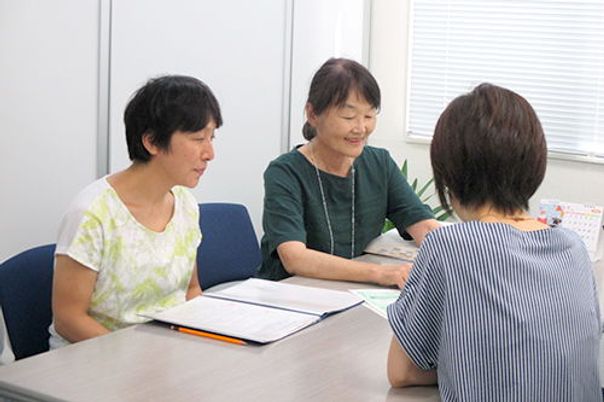 相談中のスタッフイメージ