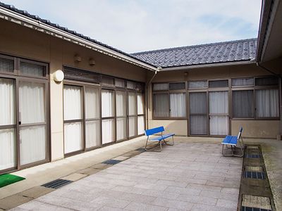 ベンチのある中庭