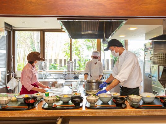 料理スタッフが活動中