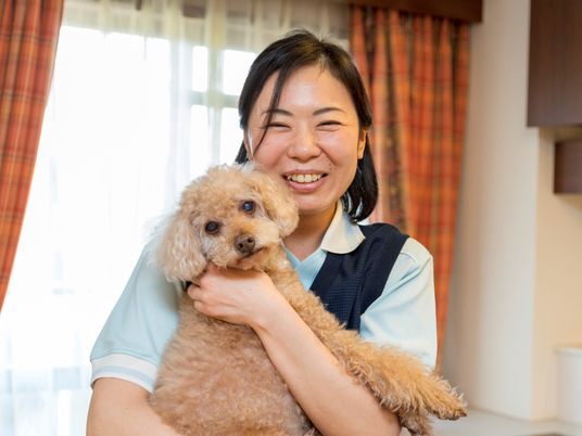 笑顔の職員と犬