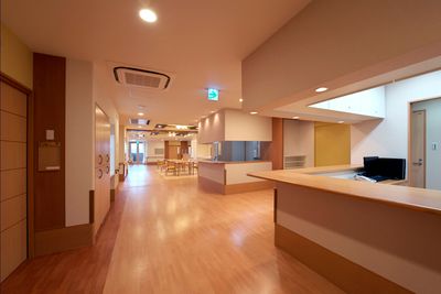 明るく広々とした廊下