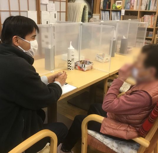対話が行われる室内