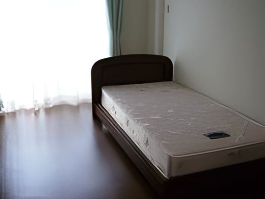 シンプルな居室のベッド
