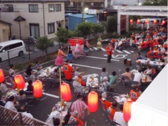 屋外での夕涼み会