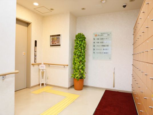  廊下と掲示物の様子  