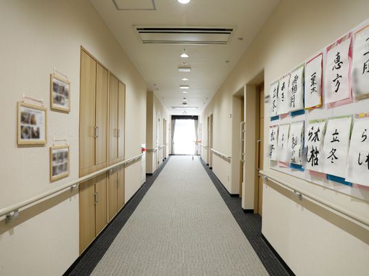 清潔で広々とした廊下