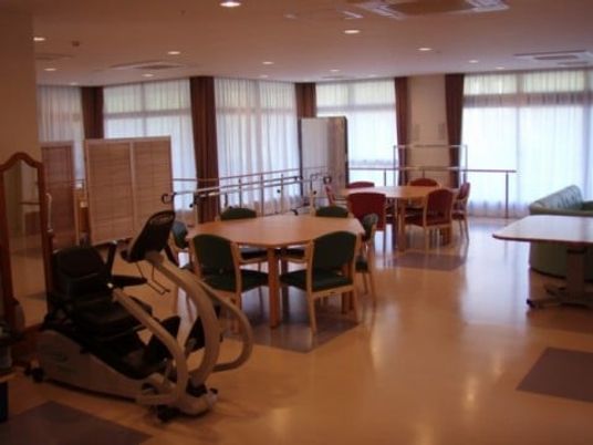 運動器具が並ぶ部屋