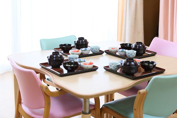 自然光差し込むダイニングルーム  