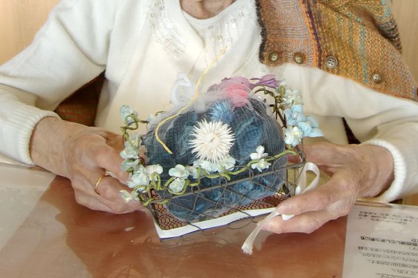 手芸を楽しむ様子の室内