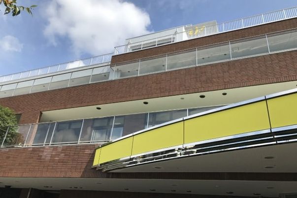 落ち着いた外観の建物
