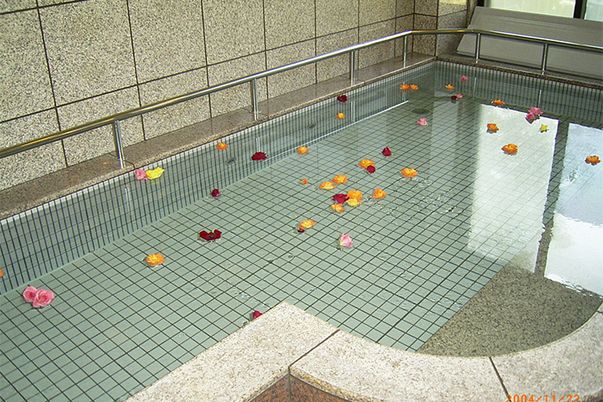 花が浮かぶ浴槽