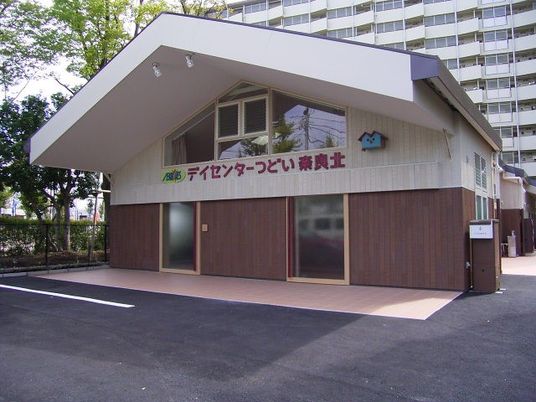 明るい建物の外観