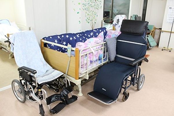 介護用ベッドと車椅子の居室
