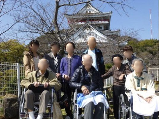 屋外でくつろぐ人々