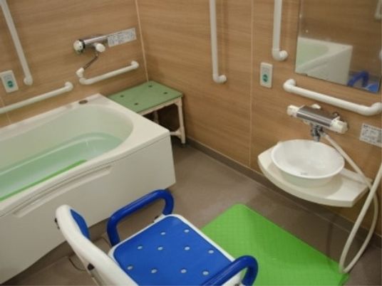 介護用の清潔な浴室