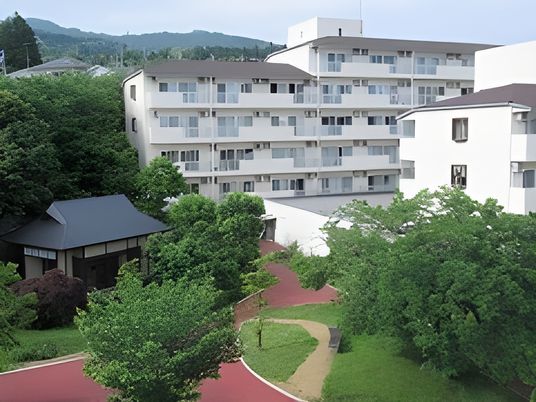 豊かな緑に囲まれた外観
