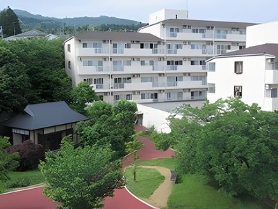 豊かな緑に囲まれた外観