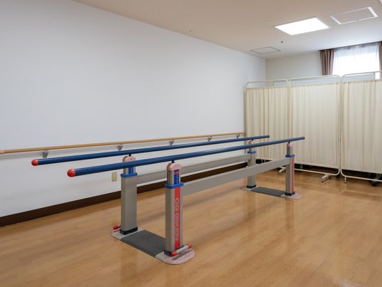 訓練用具とカーテンの部屋