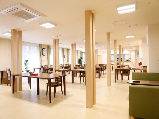 広々とした明るい食堂