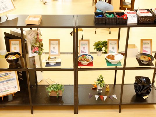 食事例と生け花の食堂