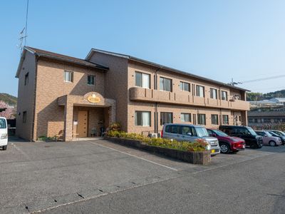 暖かい外観の建物正面