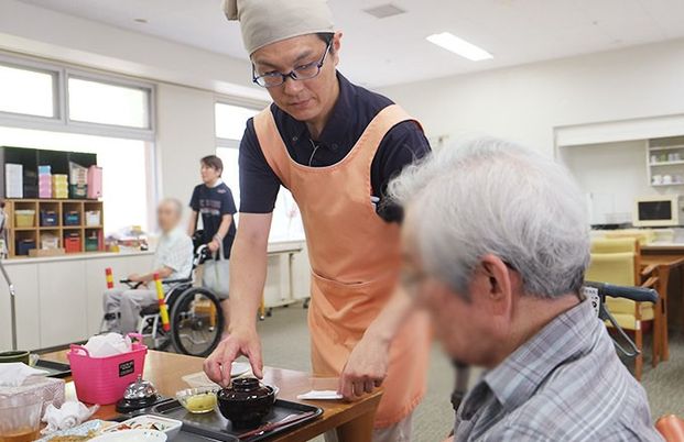 食事のサポートを行うスタッフ