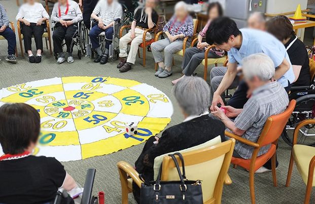 ゲームを楽しむ人々の室内