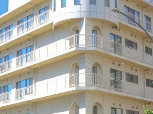 白い建物の外観