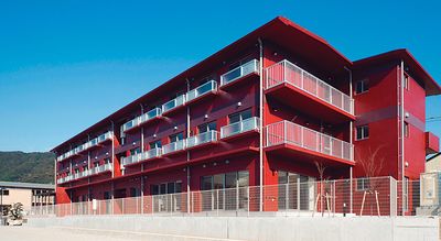 大きな赤い建物の外観