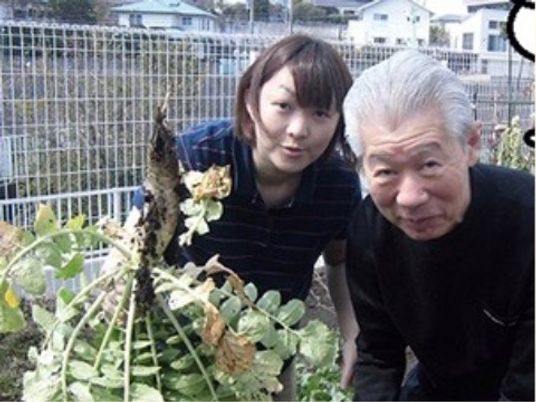 施設の庭で園芸活動