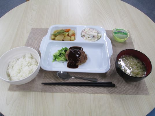 美味しそうな料理の配膳