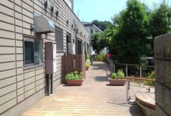 木製の通路と緑の庭園