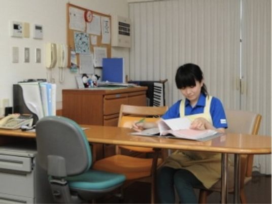 事務作業をするスタッフの姿