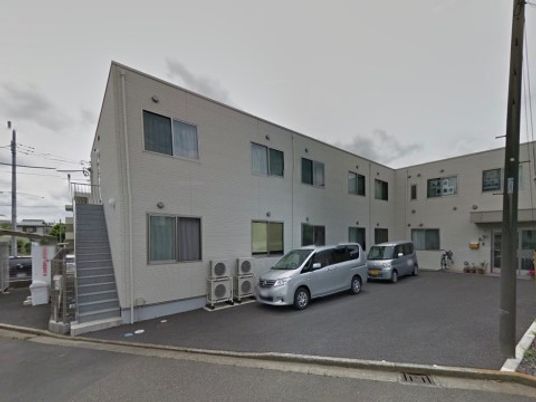 白い壁の建物外観
