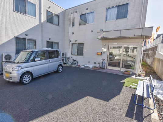 白い建物のエントランス風景