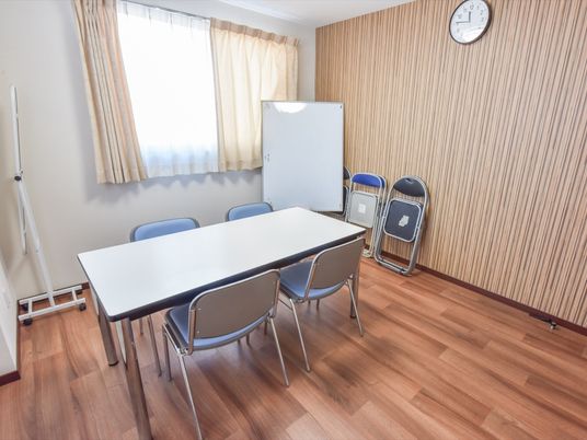 木目調の壁の会議室