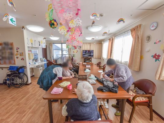 手工芸活動する居室