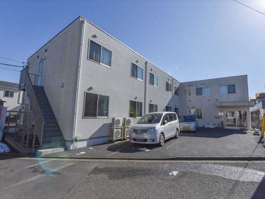 白い建物の外観イメージ