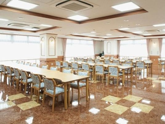 広々とした明るい食堂