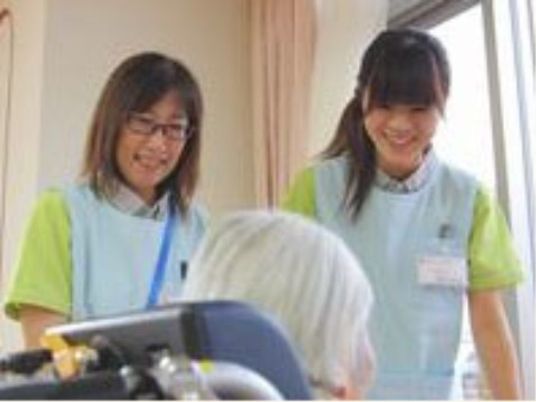 スタッフがお世話をする様子