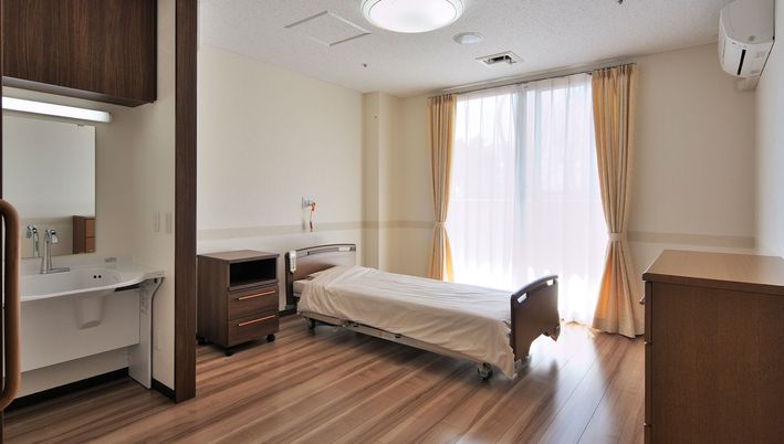明るい個室の居室  