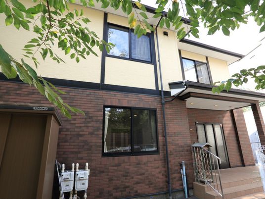 緑に囲まれた建物のエントランス