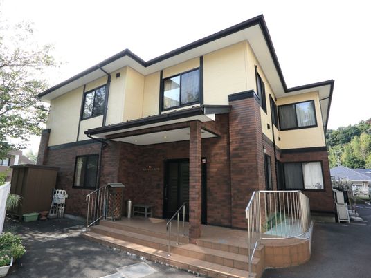 ゆったりとした建物のエントランス