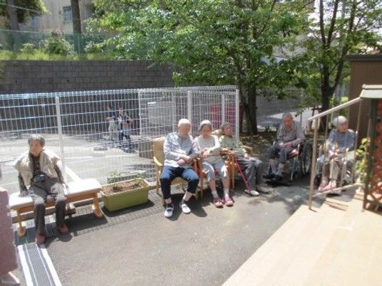 外に並ぶ椅子と利用者
