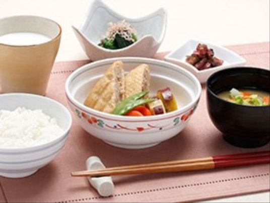 和食の盛り付けられた食事